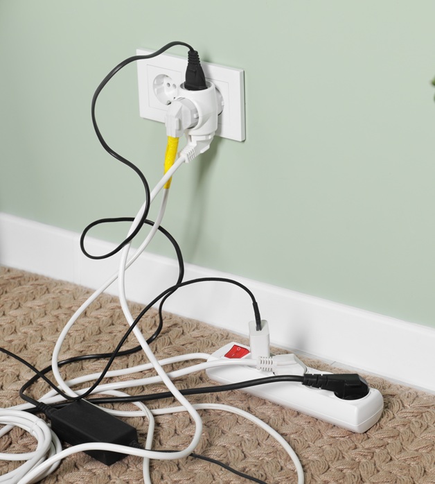 Technicien réalisant un diagnostic électricité